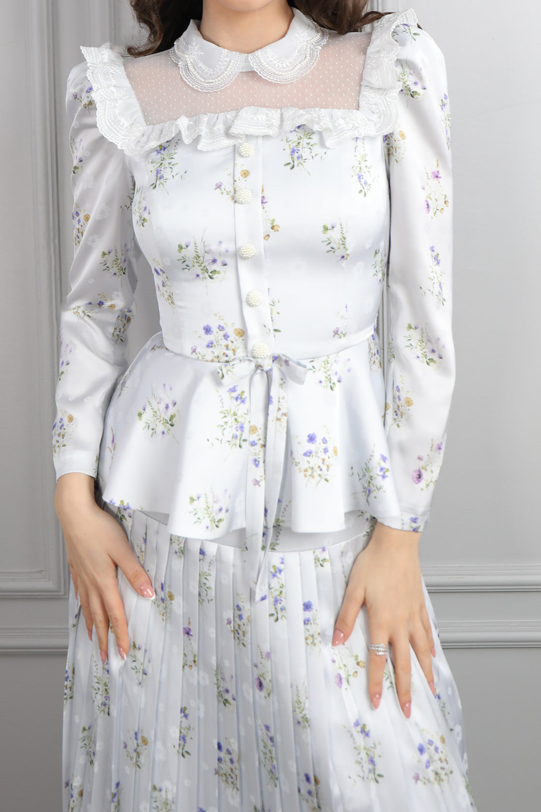 طقم ساتان تنورة بتكسيرات وتوب بياقة شفافة وكشكشة مع فيونكة عالخصر -ازرق