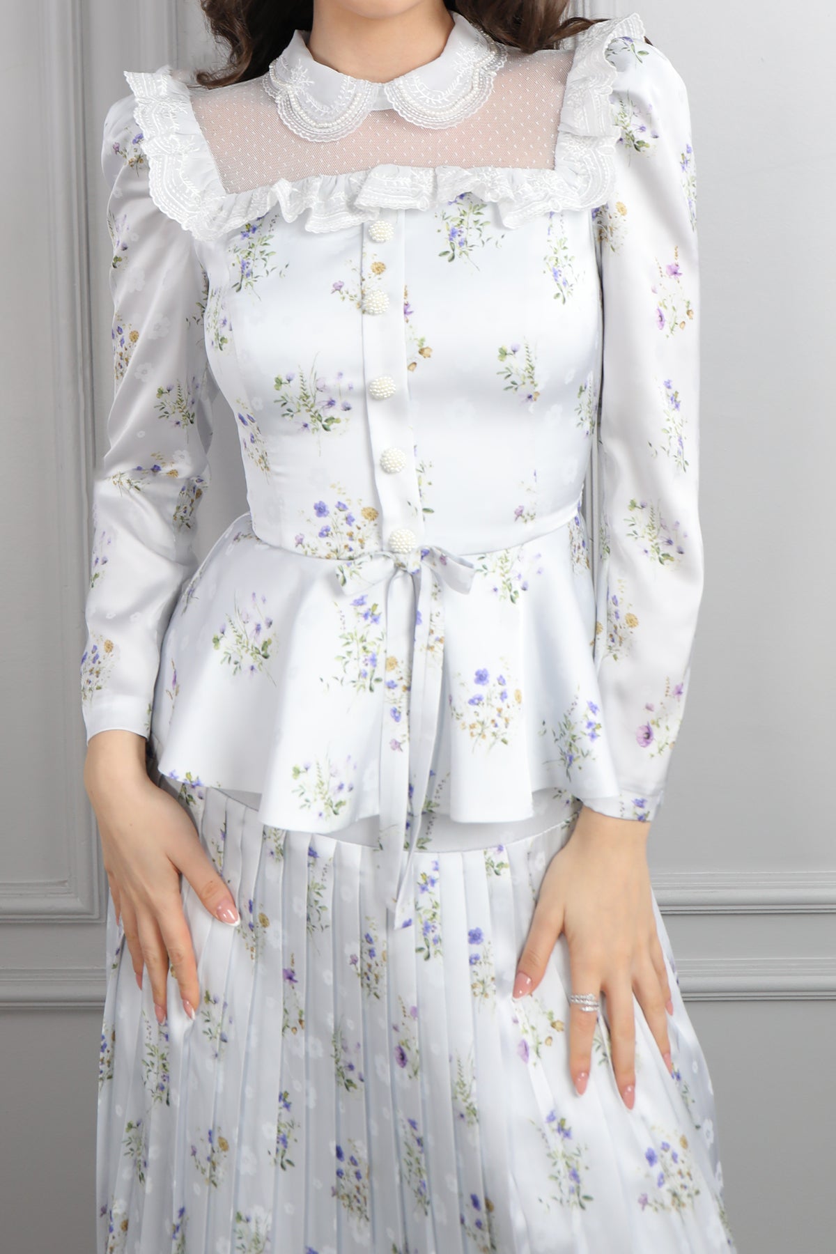 طقم ساتان تنورة بتكسيرات وتوب بياقة شفافة وكشكشة مع فيونكة عالخصر -ازرق