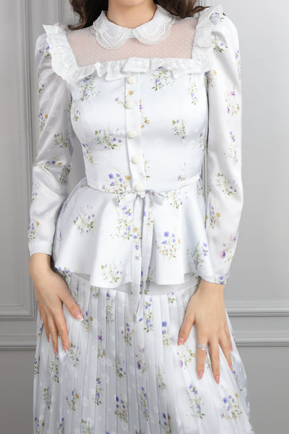 طقم ساتان تنورة بتكسيرات وتوب بياقة شفافة وكشكشة مع فيونكة عالخصر -ازرق