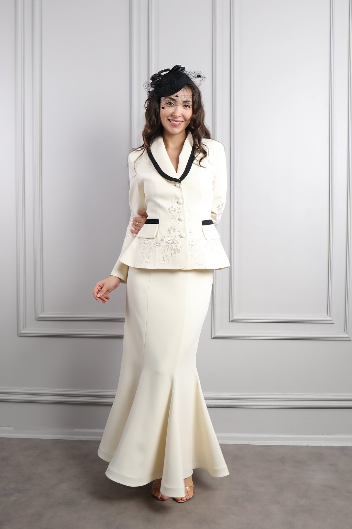 طقم تنورة وجاكيت بتطريزات ورود مع اكسسوار للشعر -سكري