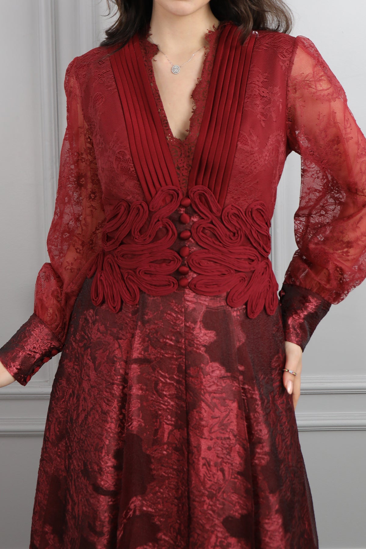 فستان بياقة مثلثة وتفاصيل دانتيلية بتفاصيل عالخصر مقاس كبير -عودي