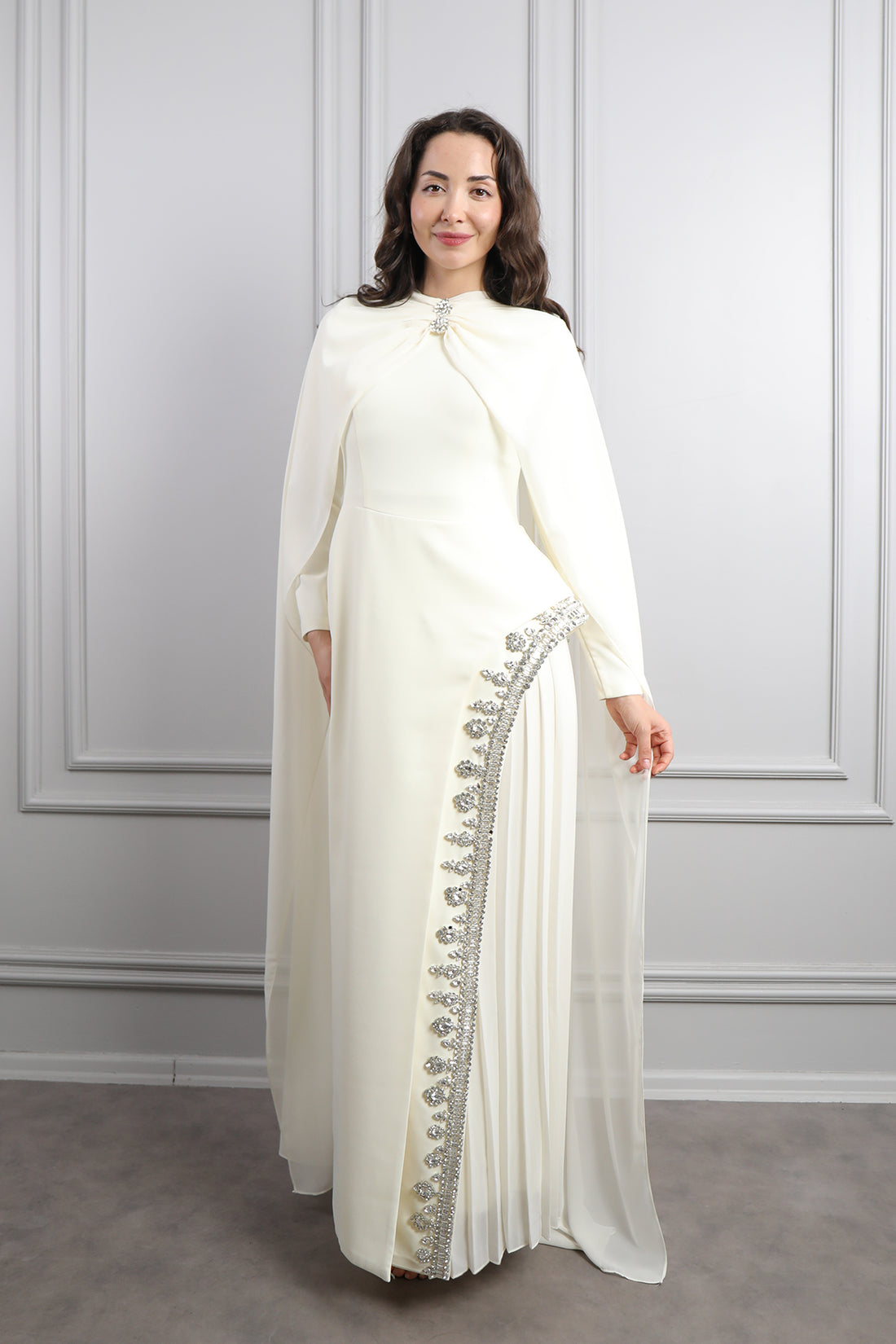 فستان سهرة ساتر بتطريزات كريستالية و وشاح -سكري