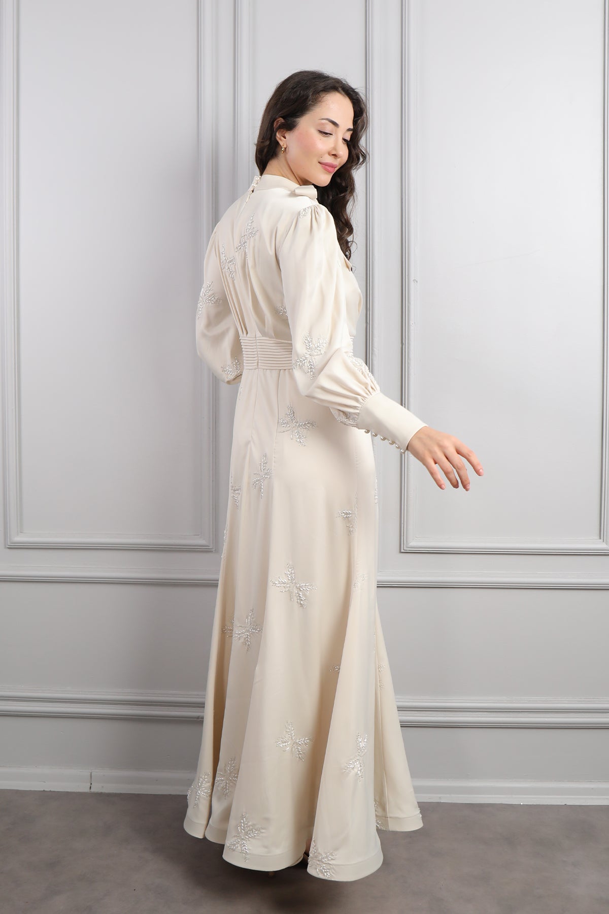 فستان ساتان خناقي بنقشات لامعة وفيونكة عالياقة -بيج