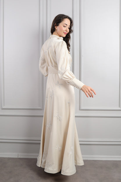 فستان ساتان خناقي بنقشات لامعة وفيونكة عالياقة -بيج