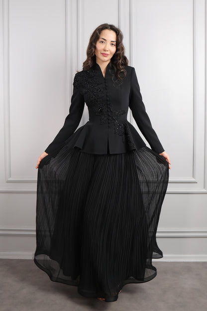 طقم تنورة بتكسيرات وجاكيت مزين بتطريزات خرزية ورود -اسود