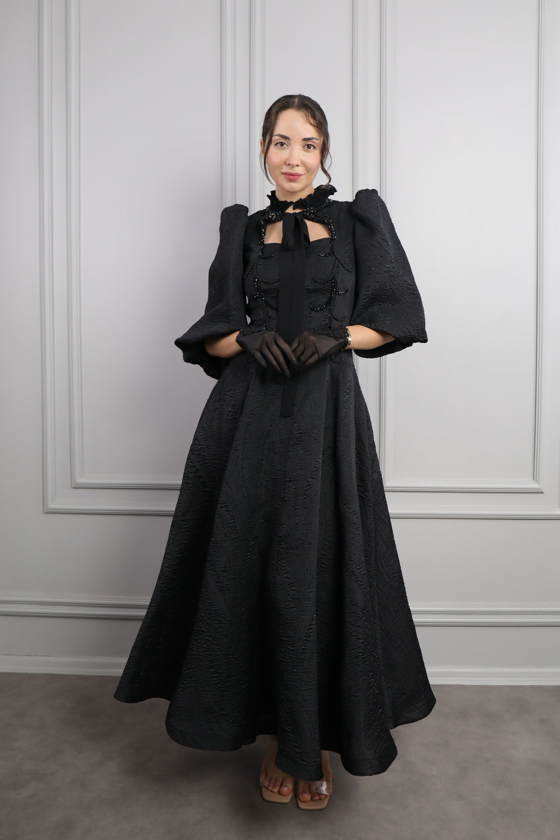 فستان ميدي بياقة تنربط باكمام بالون وتطريزات خرزية -اسود