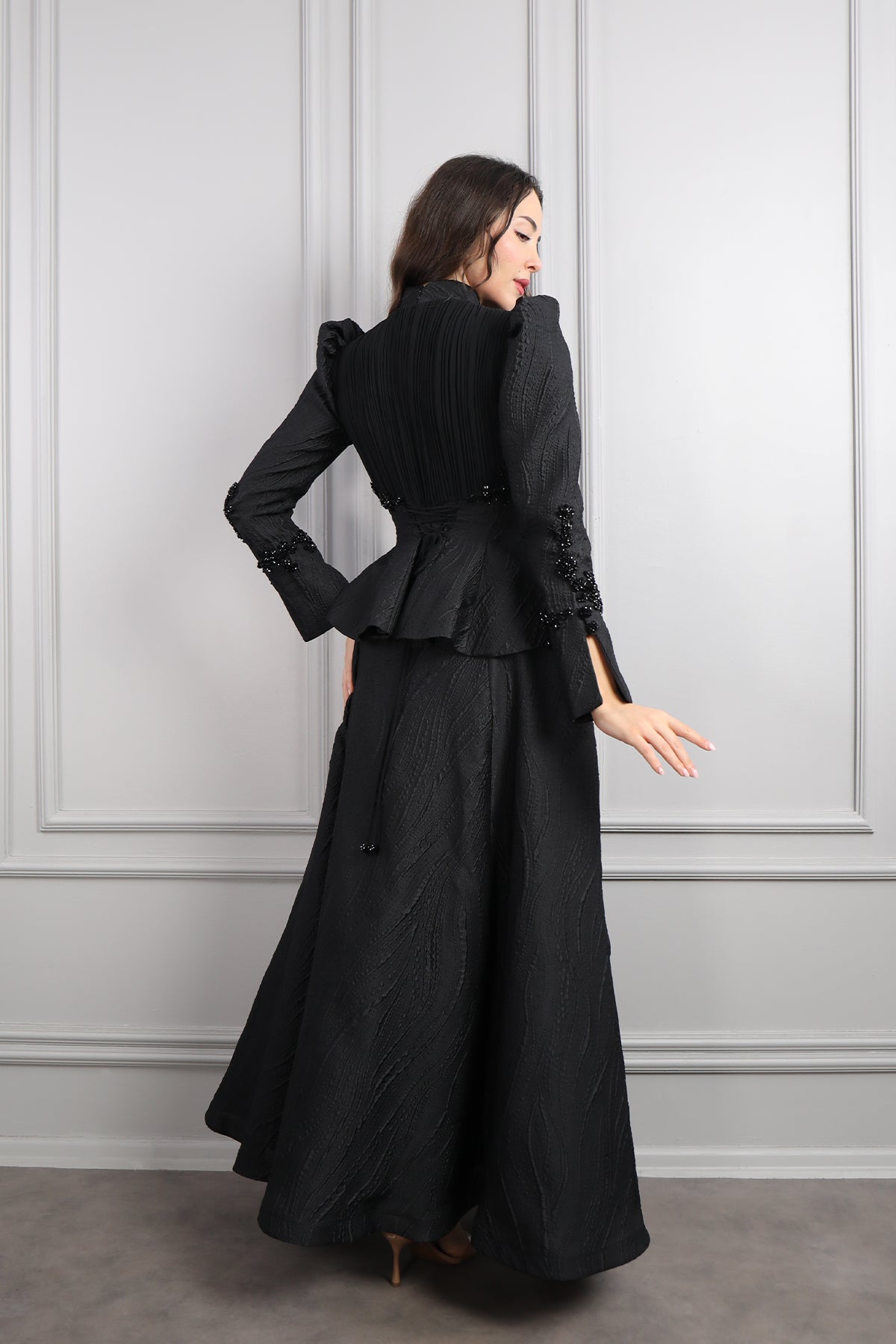 طقم تنورة وتوب بتطريزات خرزية وتفاصيل تكسيرات -اسود