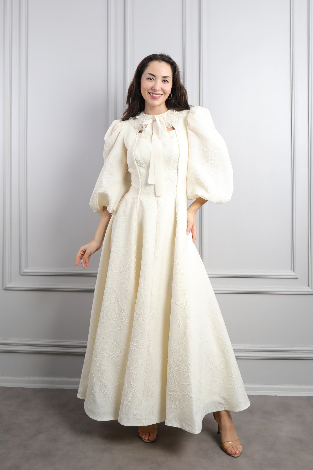 فستان باكمام بالون بتطريزات خرزية -سكري