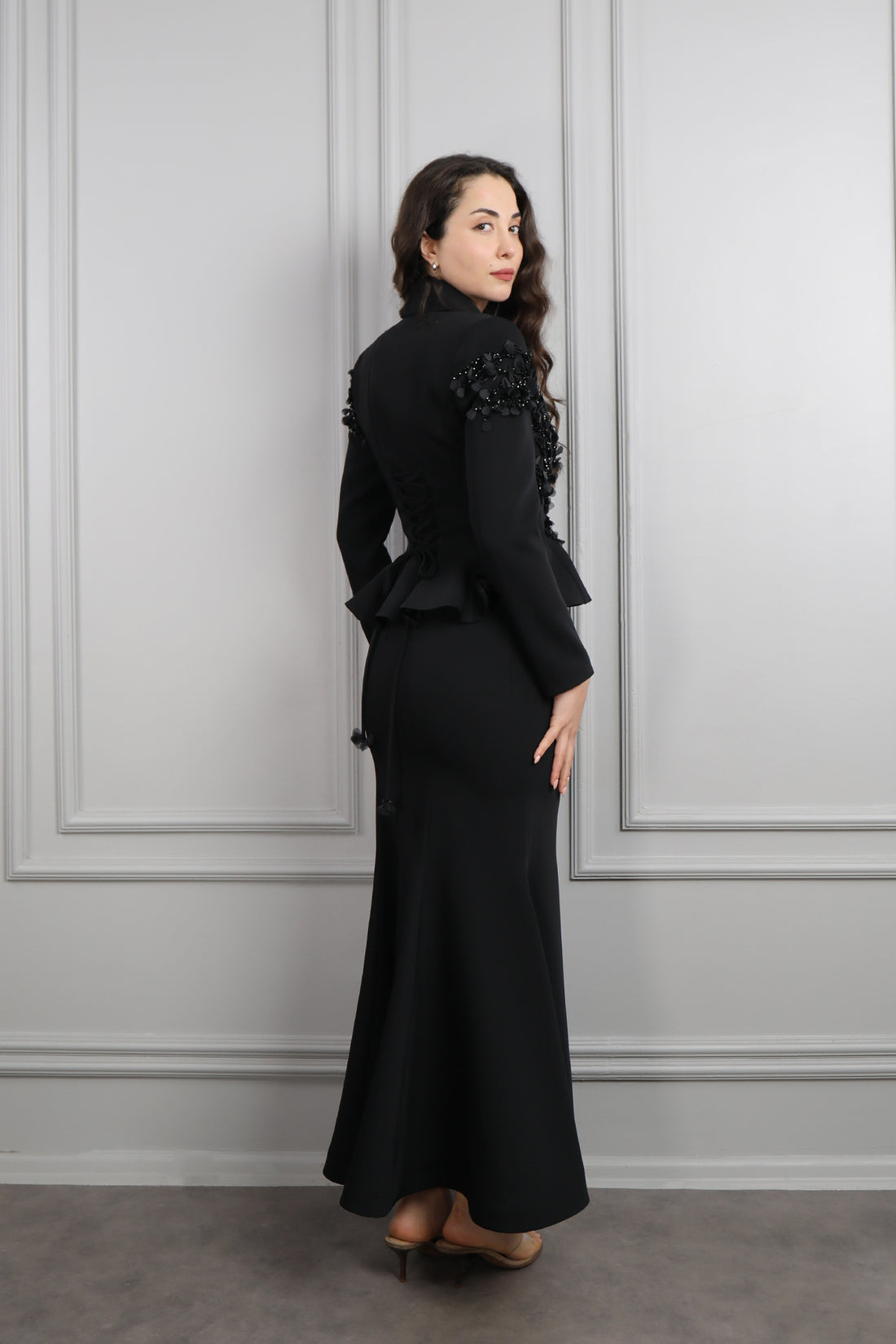 طقم تنورة وجاكيت مزين بتفاصيل ورود -اسود