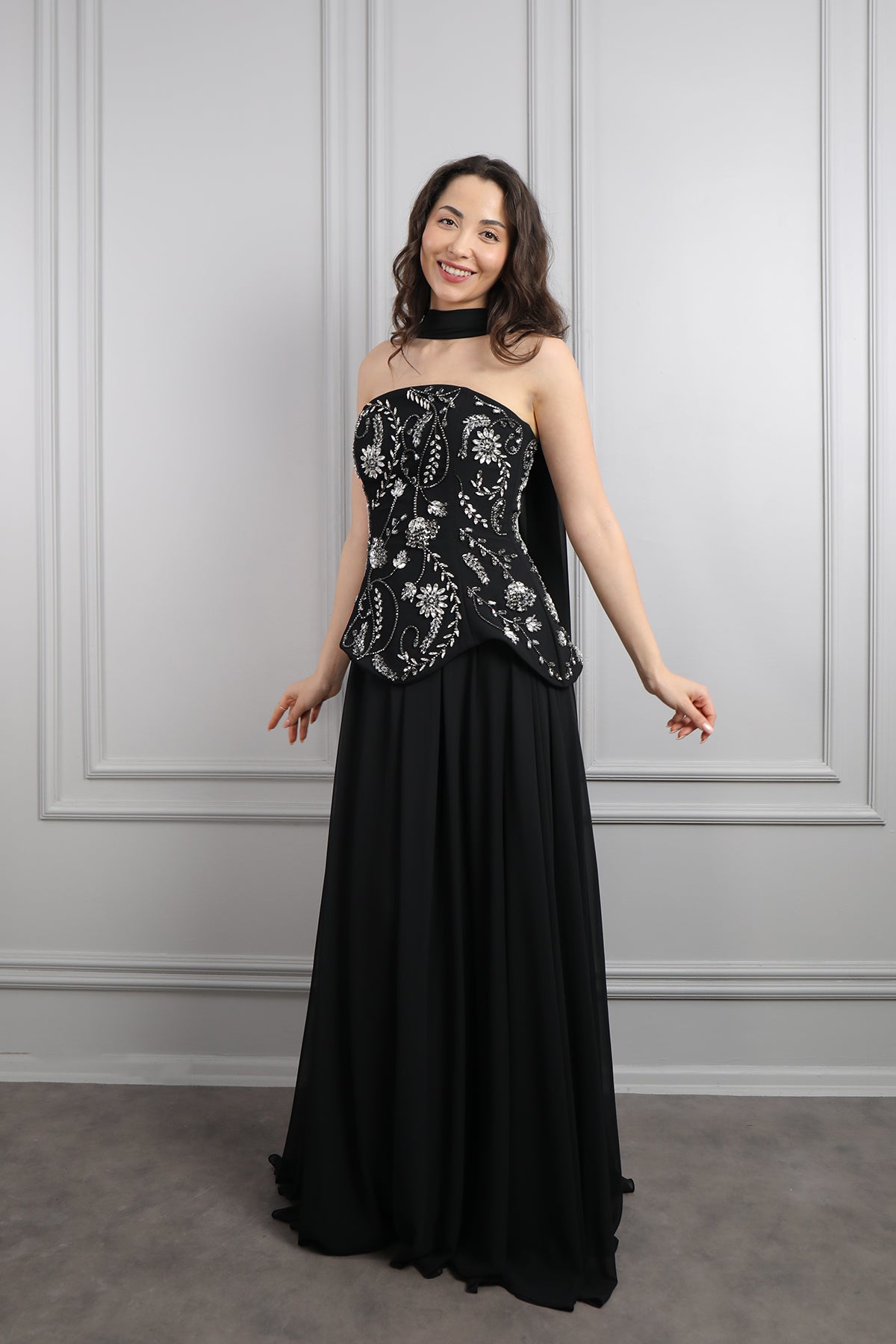 فستان سهرة شيفون بتوب سترابلس مزين بكريستالات ورود مع شال -اسود