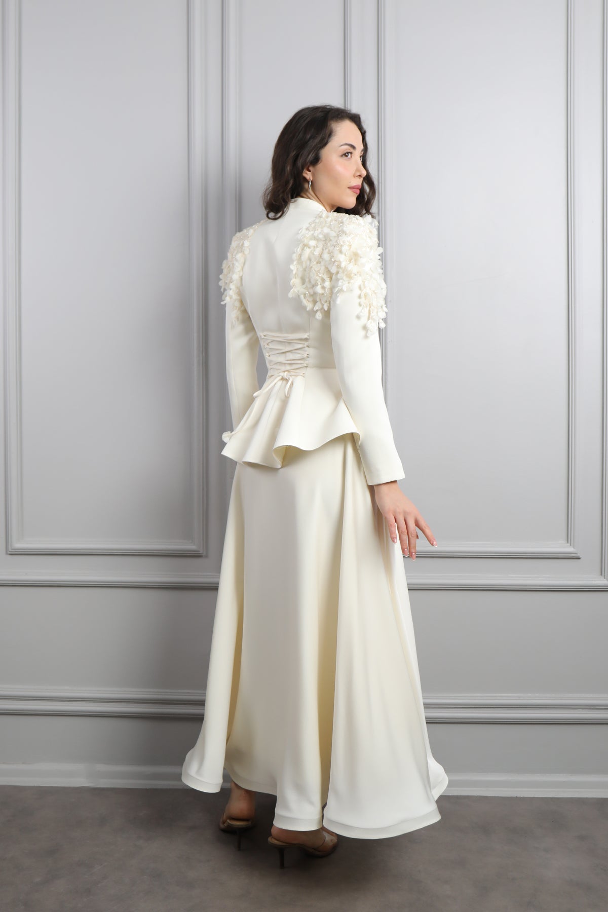 طقم تنورة ساتان وجاكيت مزين بورود عالاكتاف  -سكري