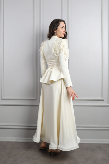 طقم تنورة ساتان وجاكيت مزين بورود عالاكتاف  -سكري