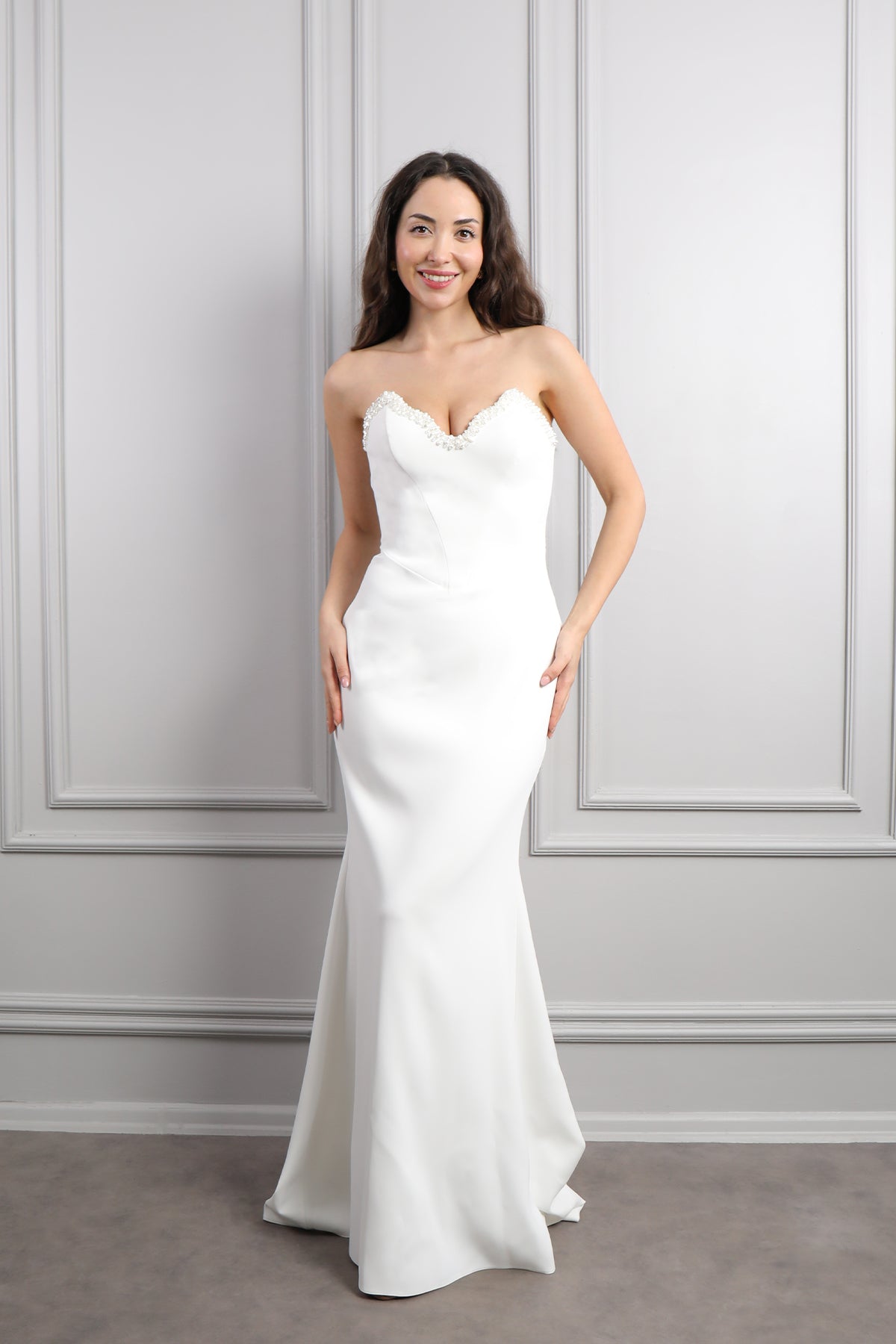 فستانى سهرة سترابلس بتطريزات خرزية وذيل طويل -ابيض