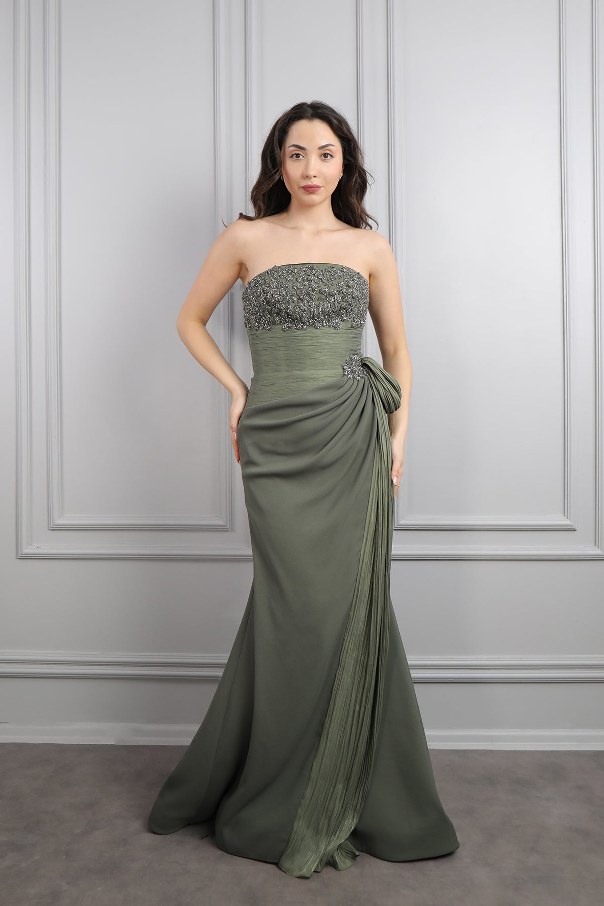 فستان سهرة سترابلس مطرز بالخرز وتفصيل ذيل من الخصر -زيتي