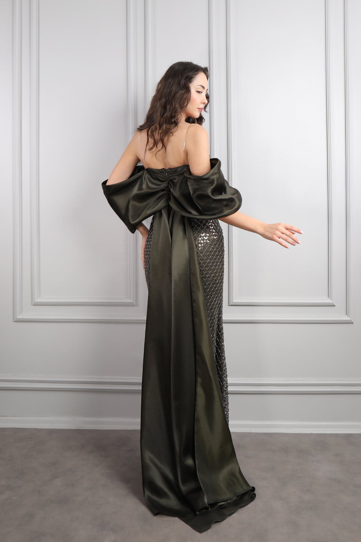 فستان سهرة سترابلس مطرز بالكامل باكمام متصلة بالذيل -زيتي