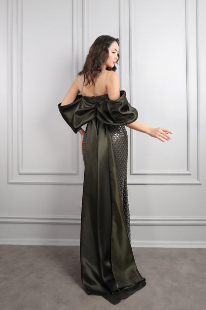 فستان سهرة سترابلس مطرز بالكامل باكمام متصلة بالذيل -زيتي