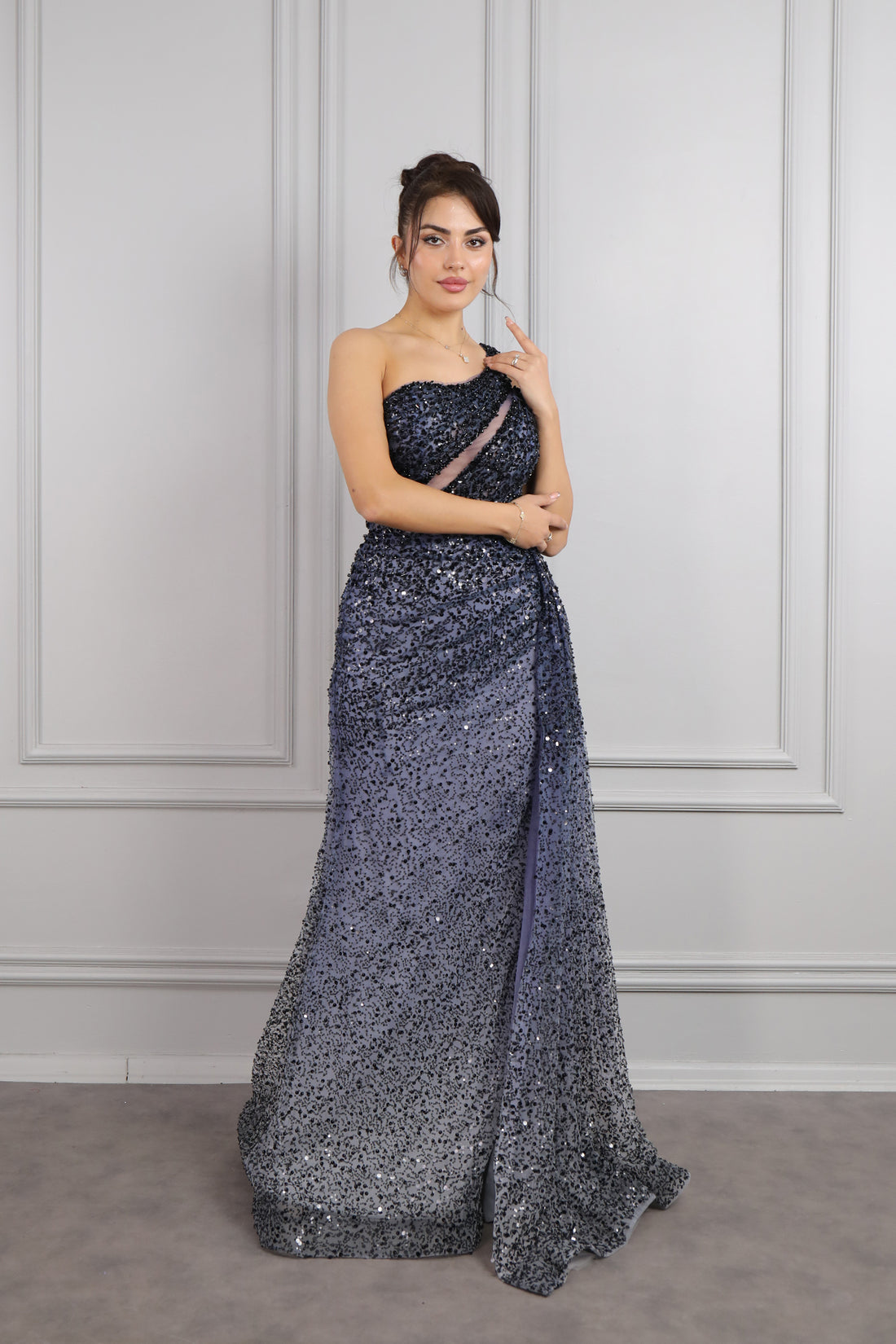 فستان سهرة مطرز بالخرز والترتر بكتف واحد وتفصيل فتحة من "المجموعة الخاصة" -كحلي