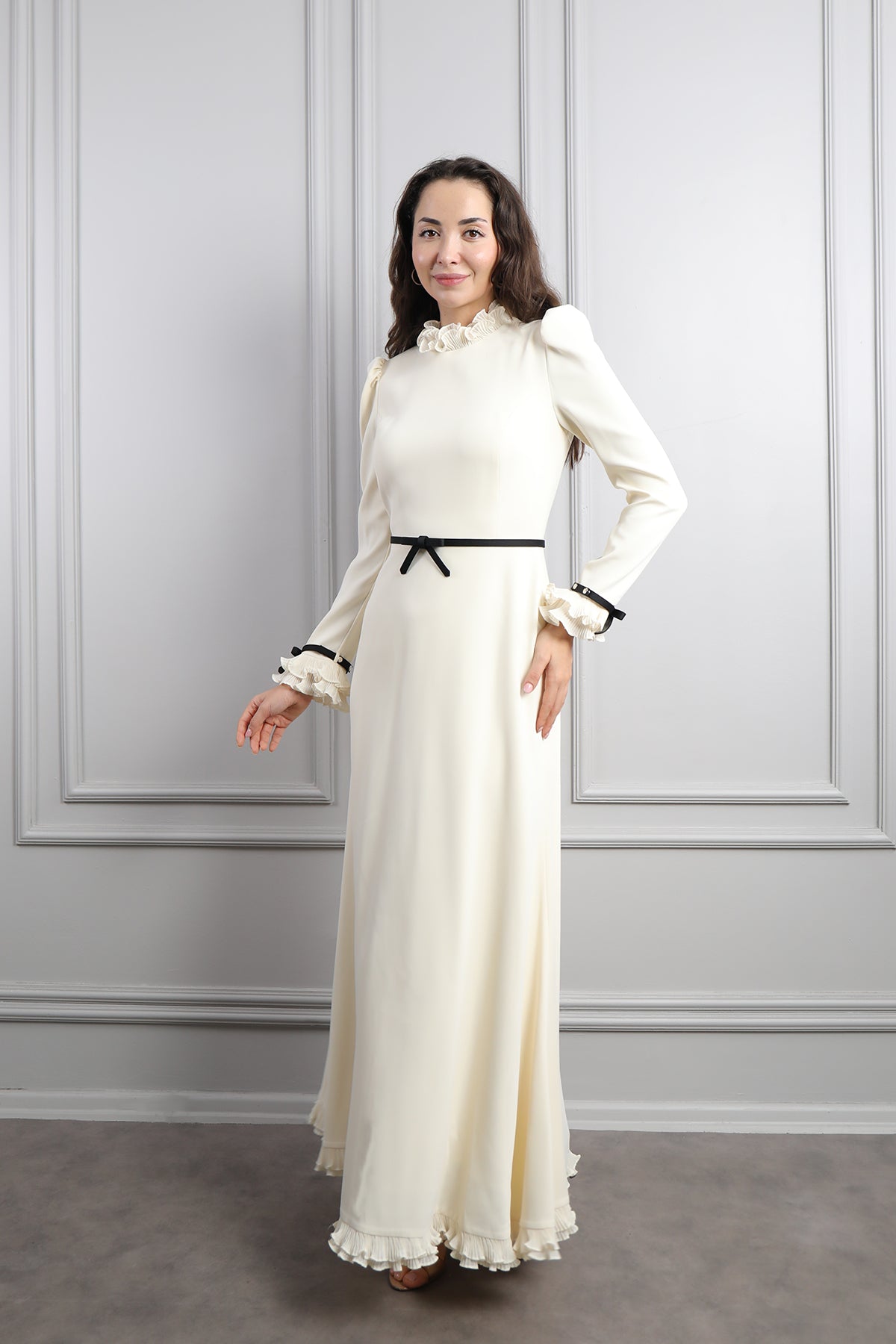 فستان ساتر بتفاصيل كشكشة وحزام فيونكة -سكري