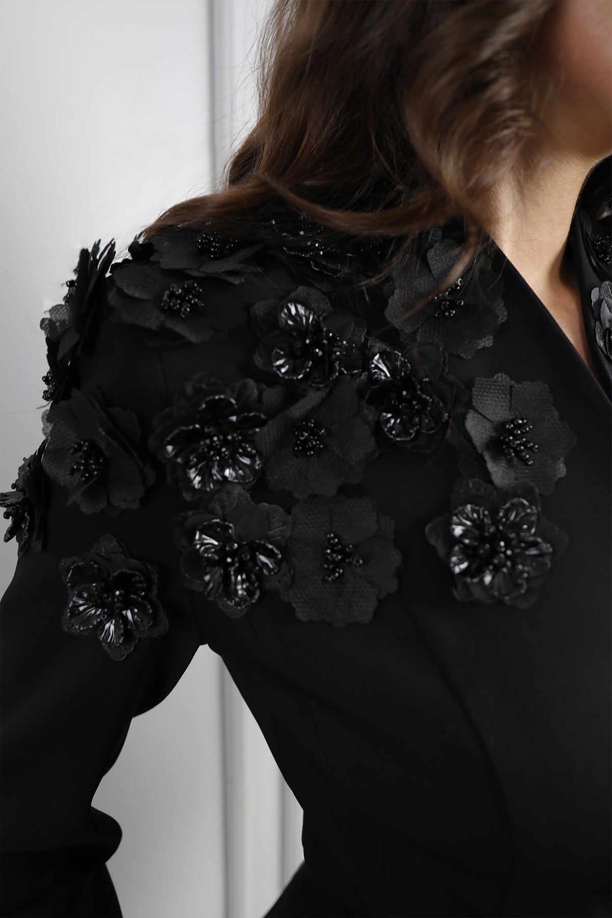 طقم تنورة وجاكيت مزين بالورود مع حزام -اسود