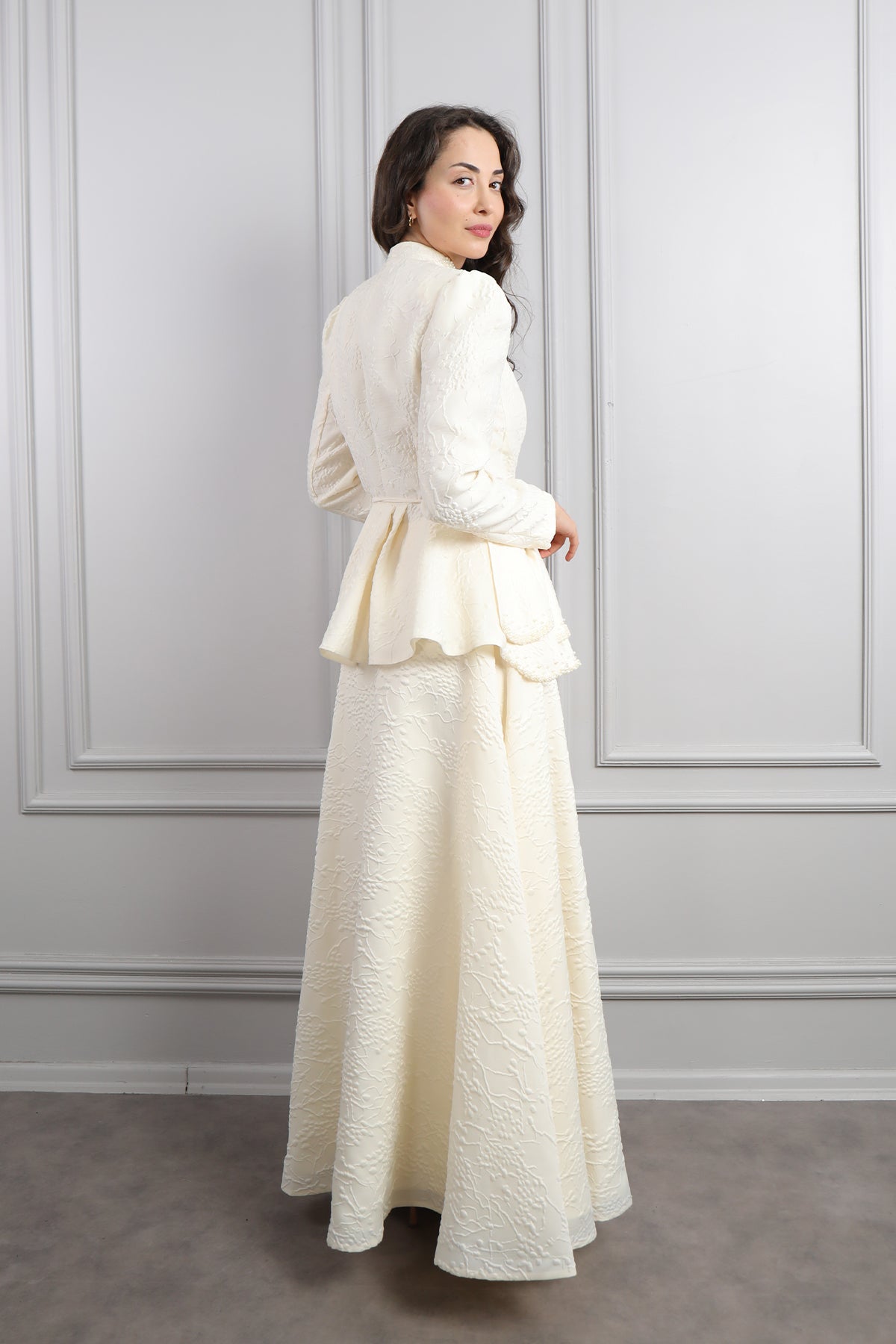 طقم تنورة وجاكيت مزين بالخرز وتفصيل طبقات -سكري