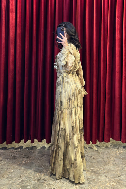 فستان شيفون باكمام واسعة وتفصيل كشكشة مع حزام -بيج