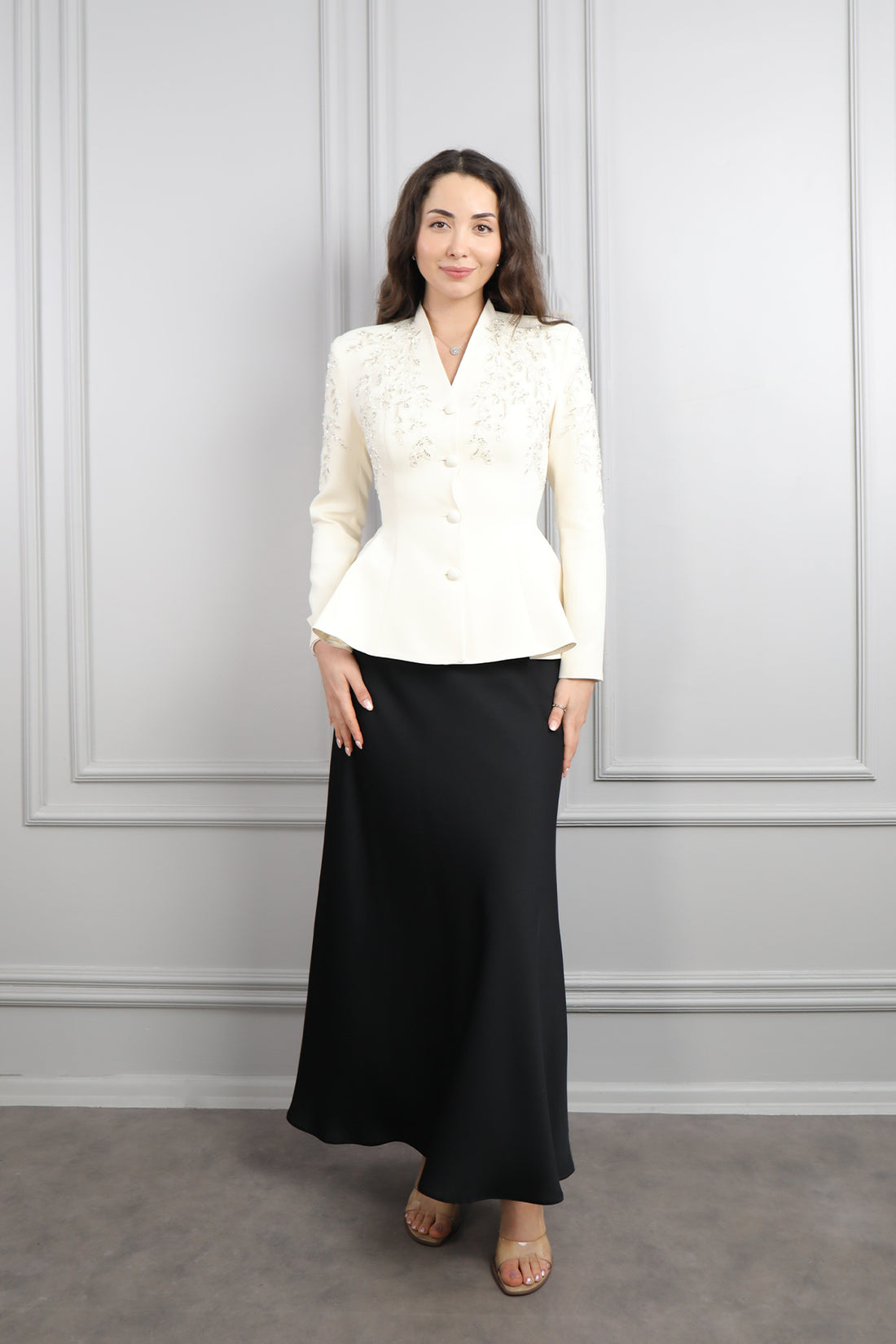 طقم تنورة وجاكيت مطرز بالخرز -اسود وسكري