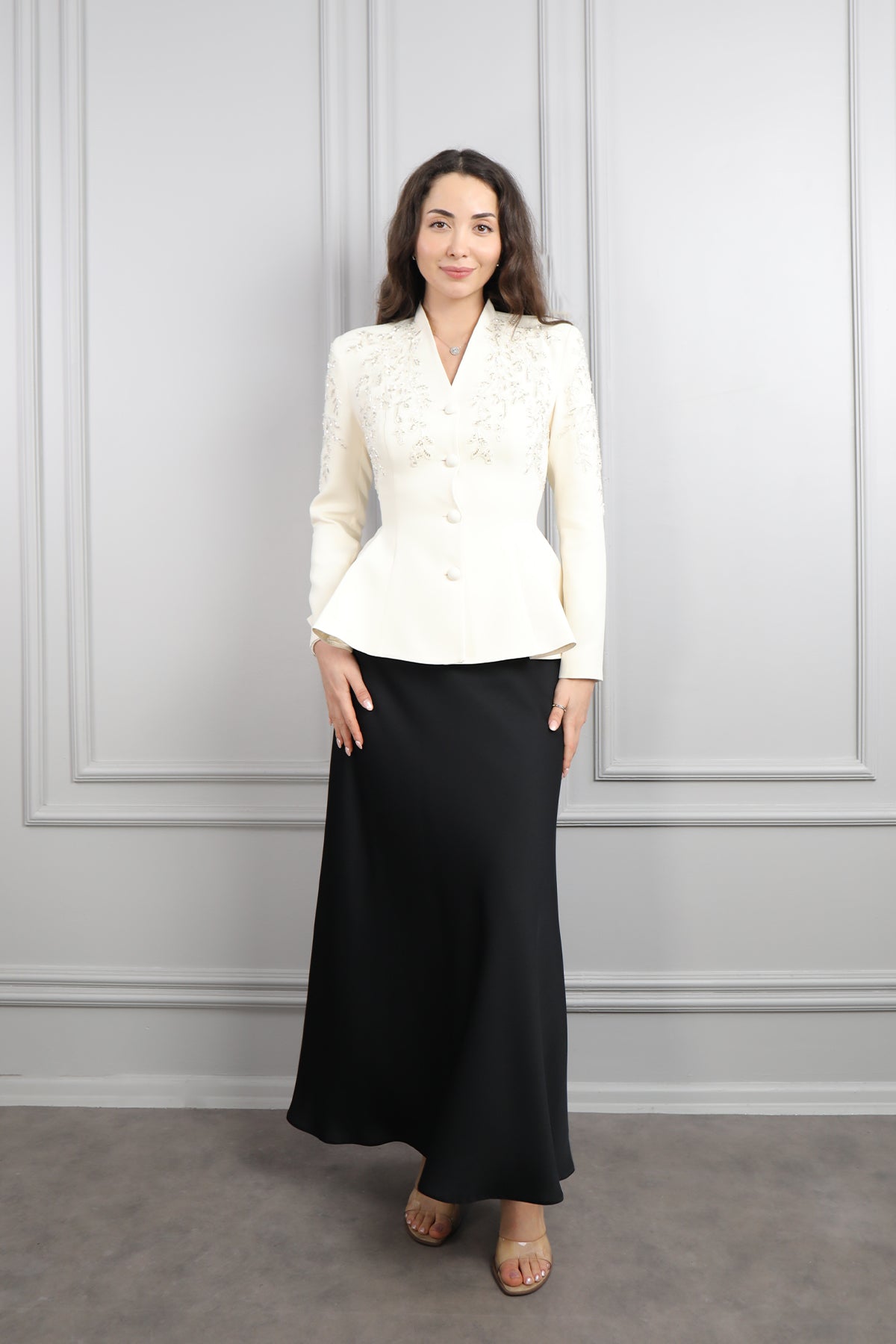 طقم تنورة وجاكيت مطرز بالخرز -اسود وسكري