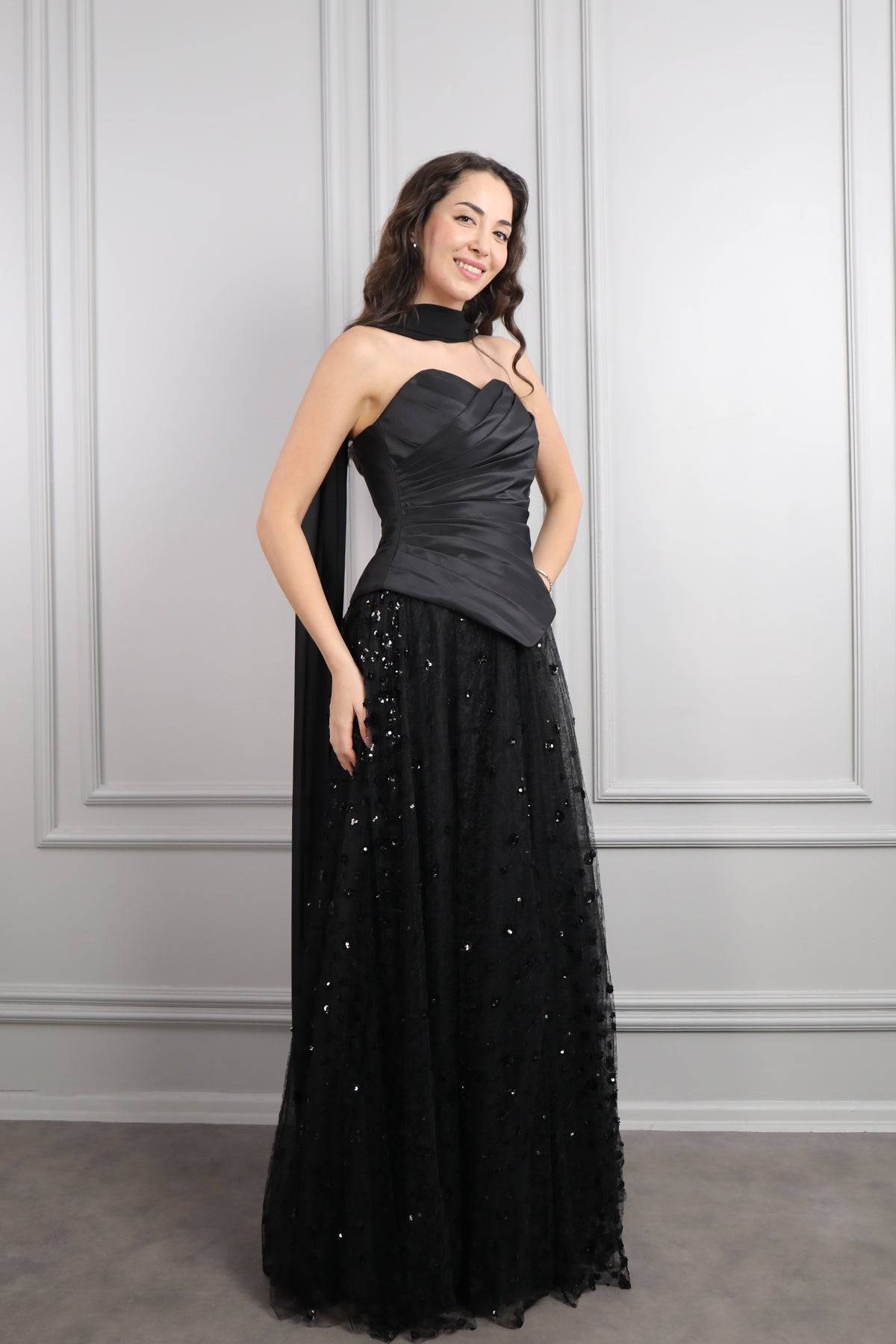 فستان سهرة سترابلس بتنورة تول وشال طويل -اسود