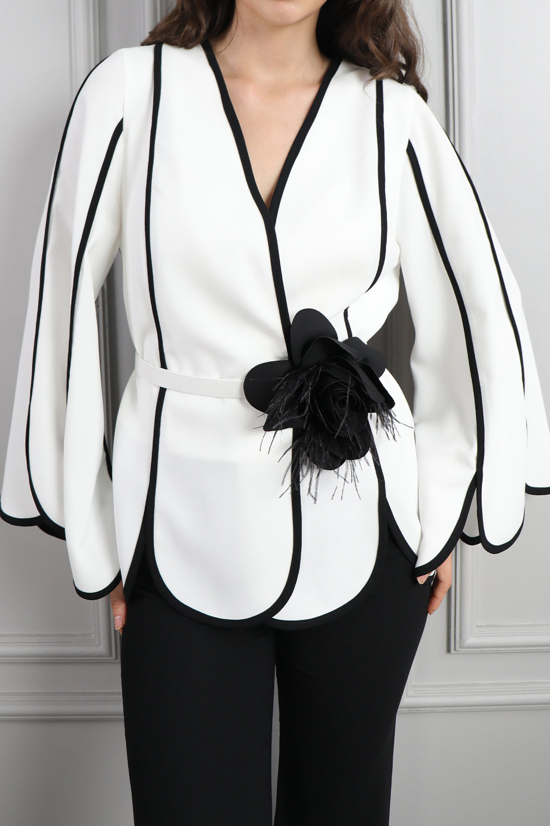 طقم بنطال وبلوزة مزينة بوردة - اسود وابيض