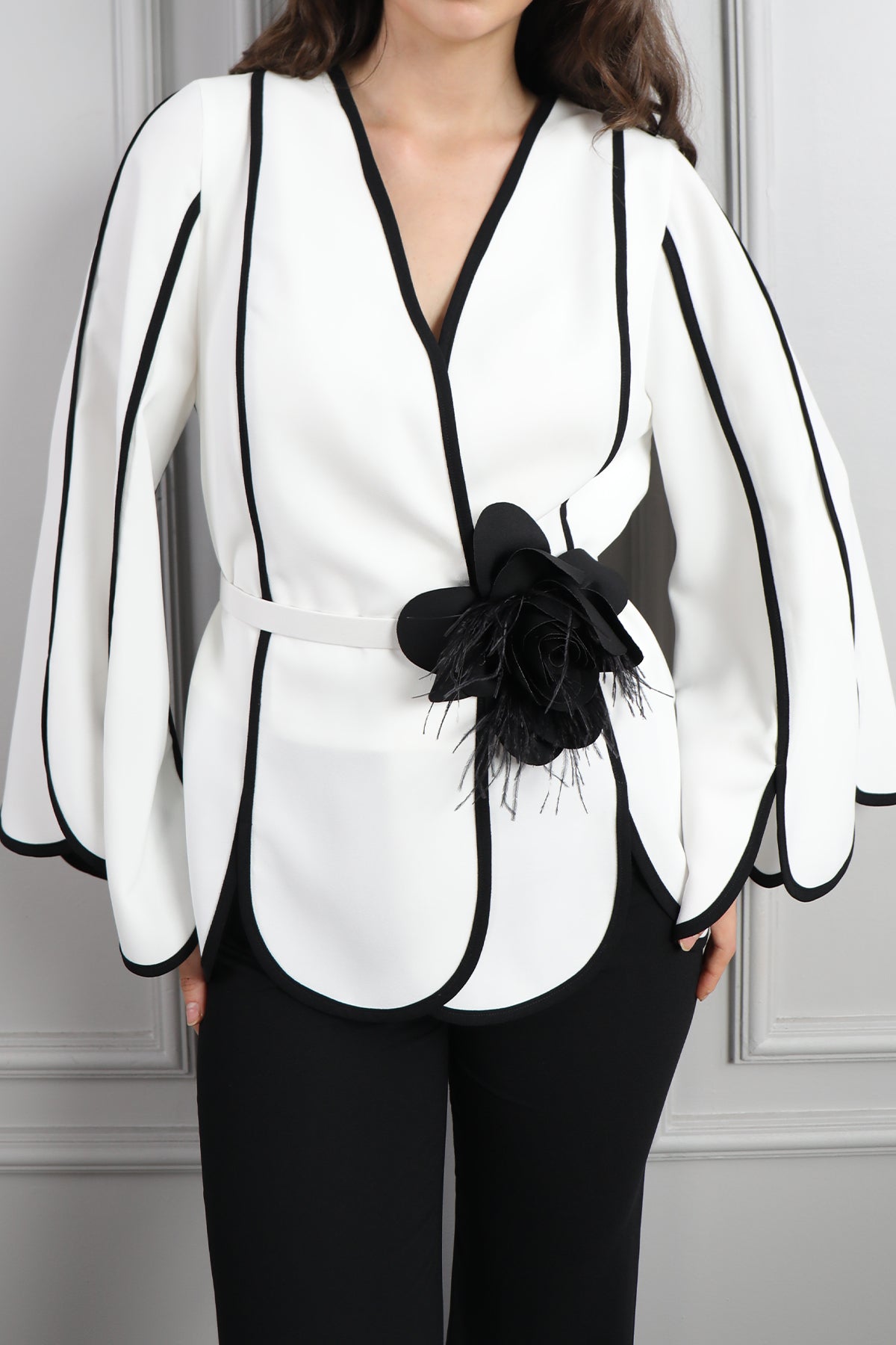 طقم بنطال وبلوزة مزينة بوردة - اسود وابيض