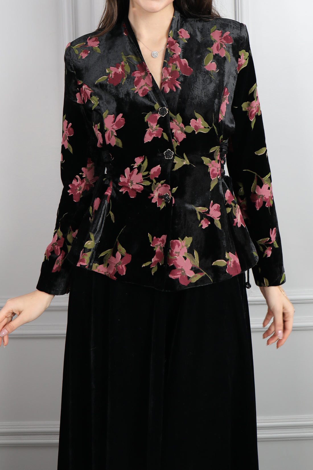 طقم تنورة وجاكيت مخملي مزخرف بورود -اسود