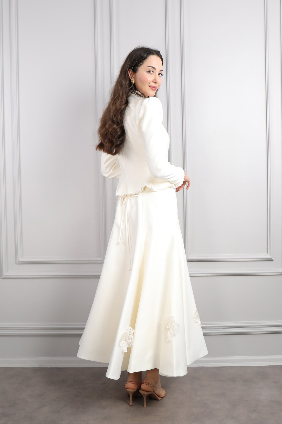 طقم فستان وجاكيت مزين بالخرز والورود -سكري