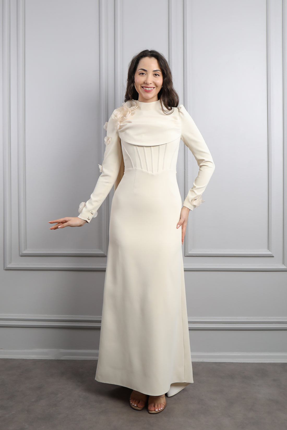 فستان سهرة للمحجبات بتصميم كورسيه وزينة ورود مع تفصيل كايب من الكتف -بيج