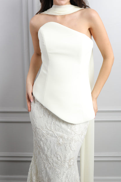 طقم تنورة بتفاصيل دانتيل وتوب سترابلس بوشاح - سكري