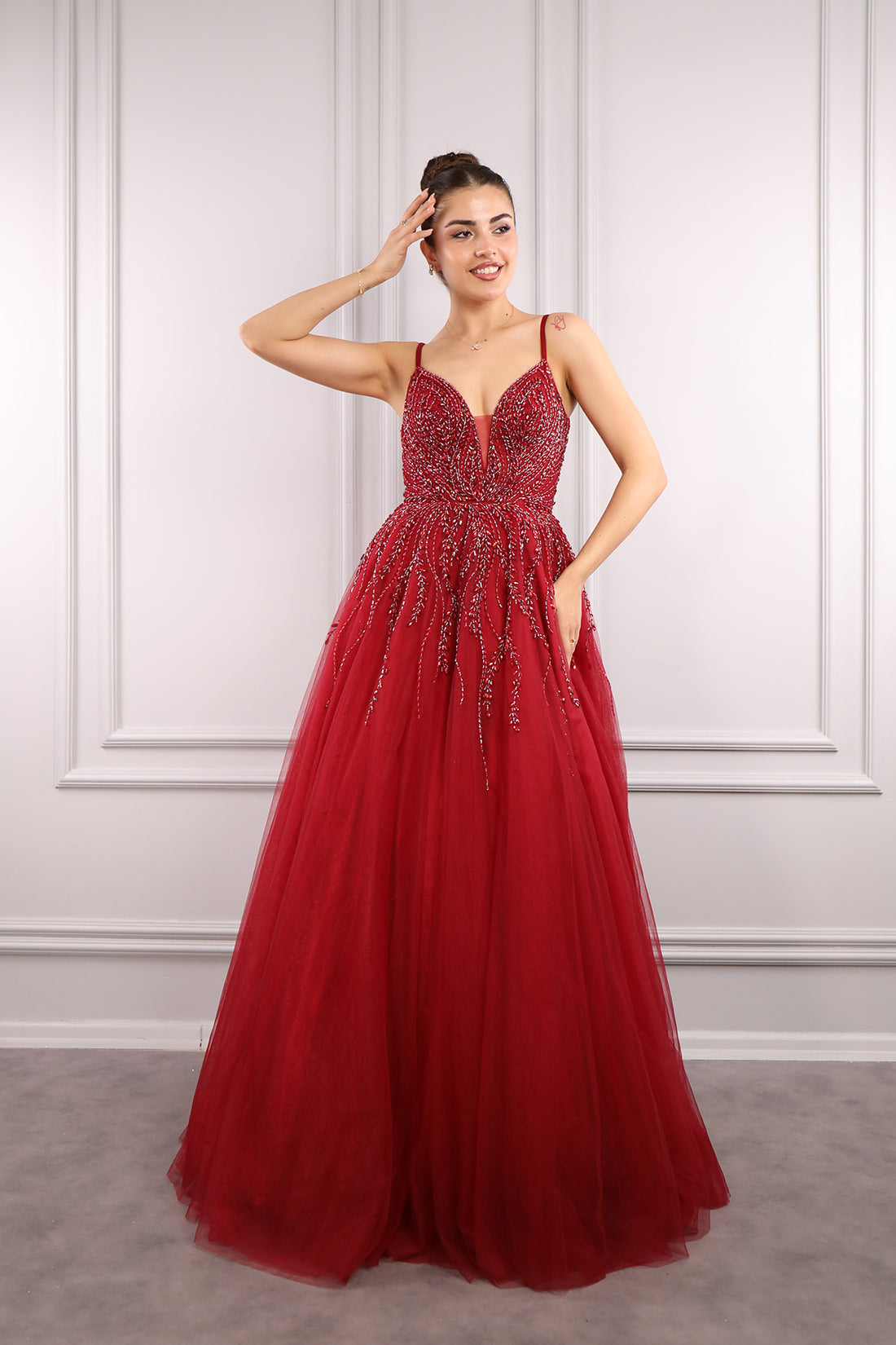 فستان سهرة تول منفوش بياقة مثلثة وحمالات رفيعة مطرز بالكريستالات من "المجموعة الخاصة" -احمر