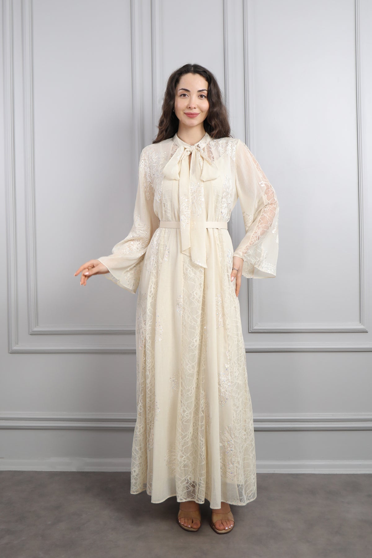 فستان شيفون بتفاصيل دانتيلية بياقة تنربط مع حزام عالخصر -سكري