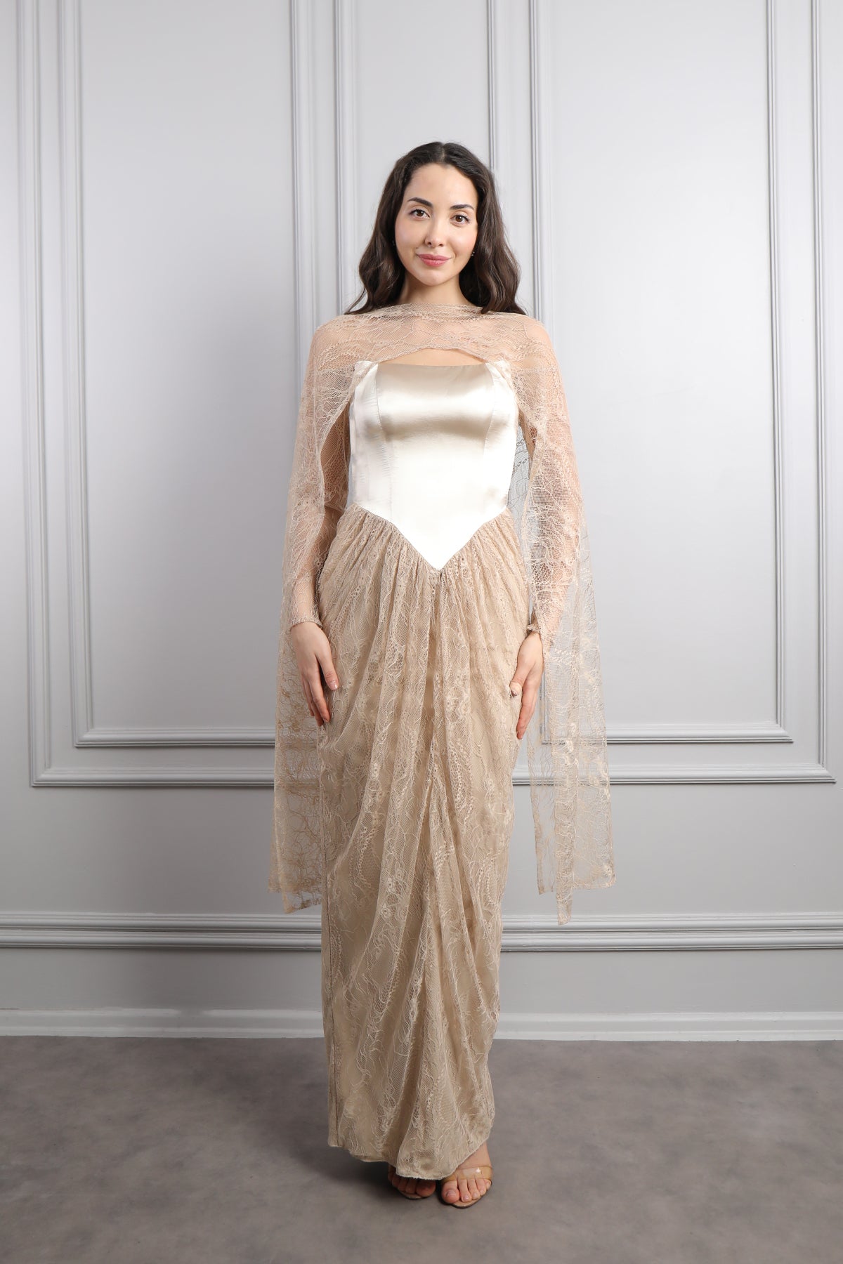 فستان سهرة سترابلس بفاصيل دانتيل وكايب من الكتف -بيج