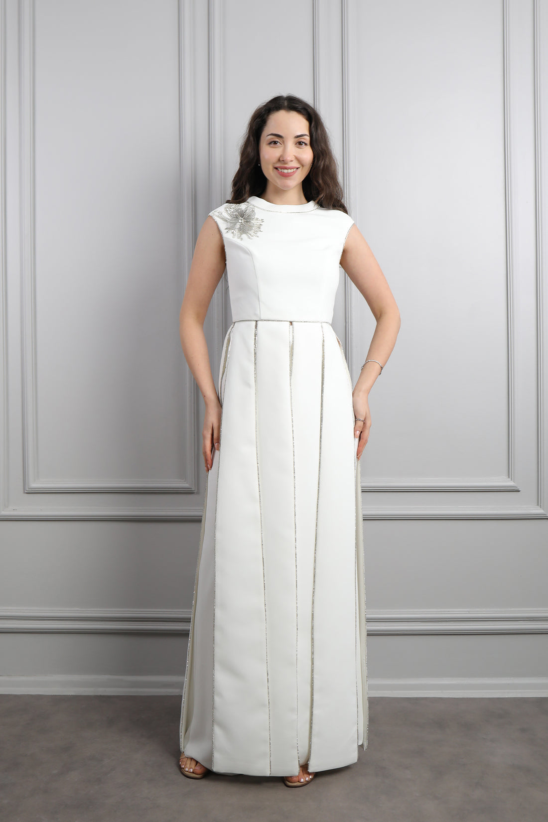 طقم بلوزة طويلة مزينة بالفصوص مع بنطال واسع -سكري