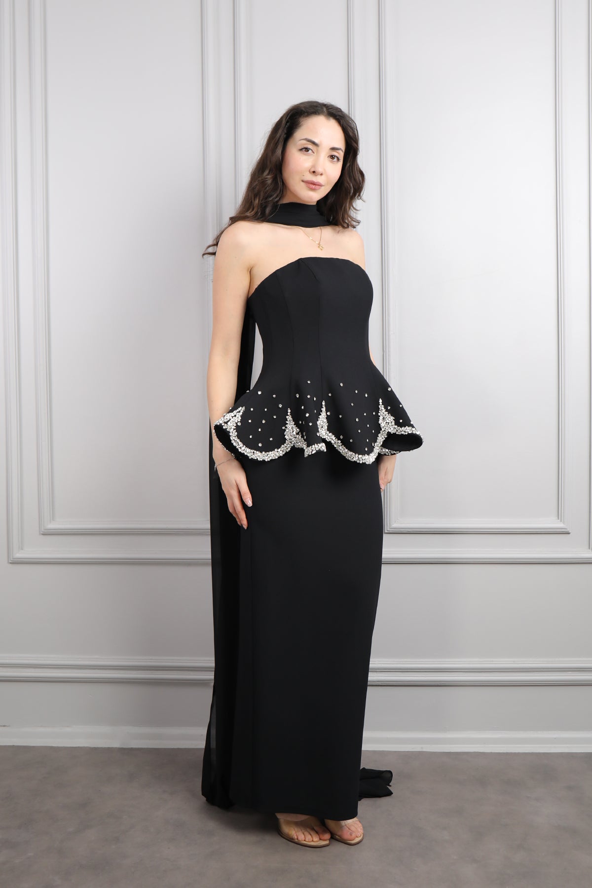 فستان سهرة سترابلس مزين بالكريستالات مع وشاح -اسود