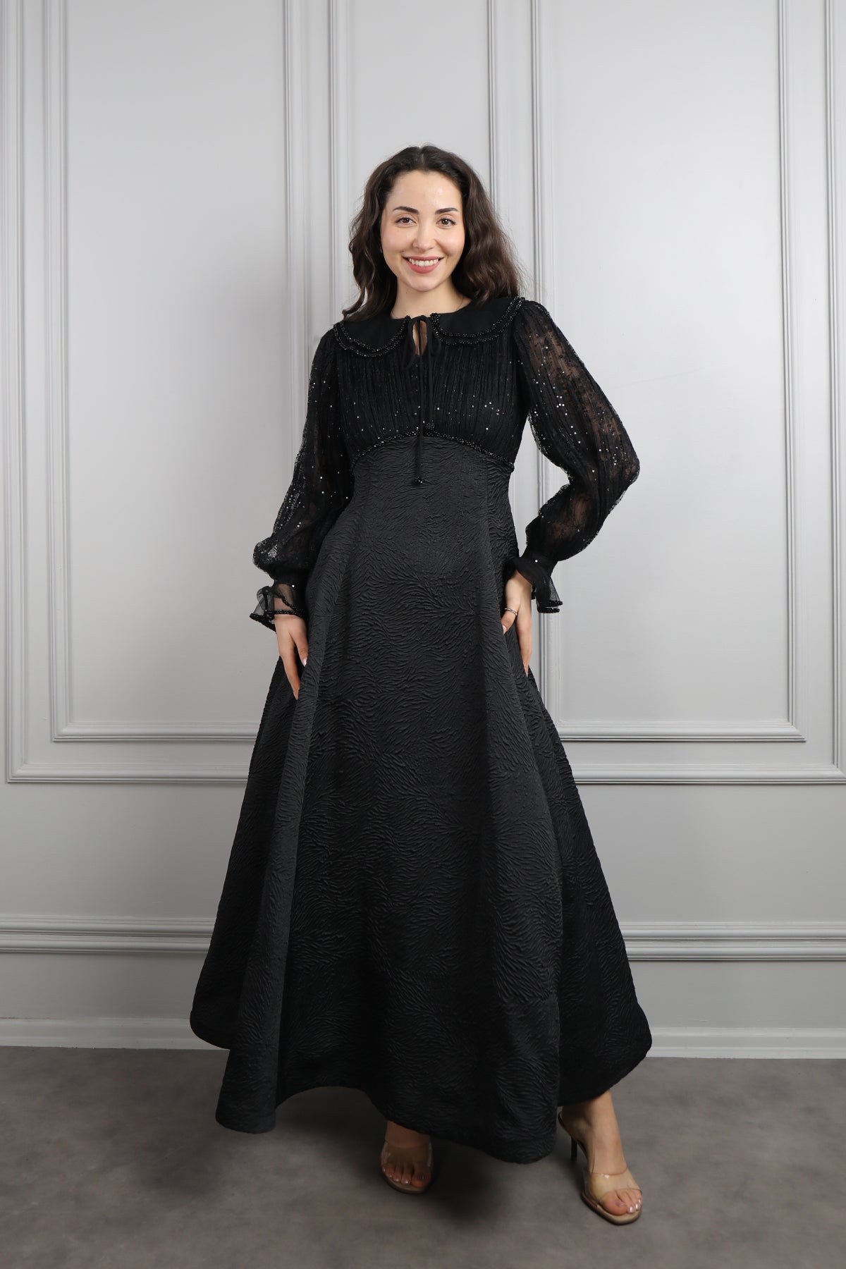 فستان بتفاصيل دانتيل وياقة اطفال بتطريزات خرزية -اسود