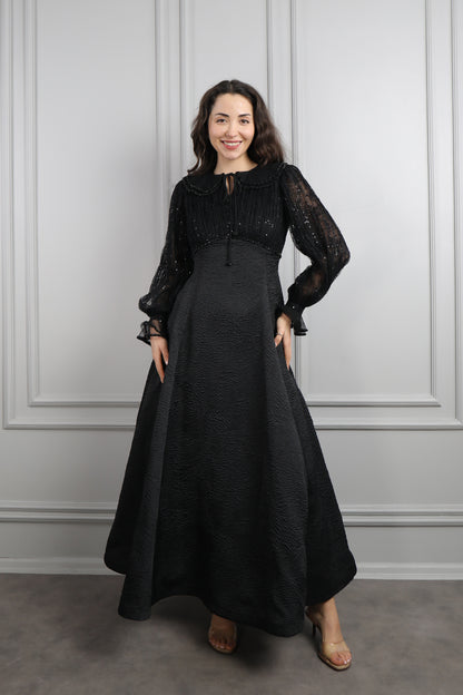 فستان بتفاصيل دانتيل وياقة اطفال بتطريزات خرزية -اسود