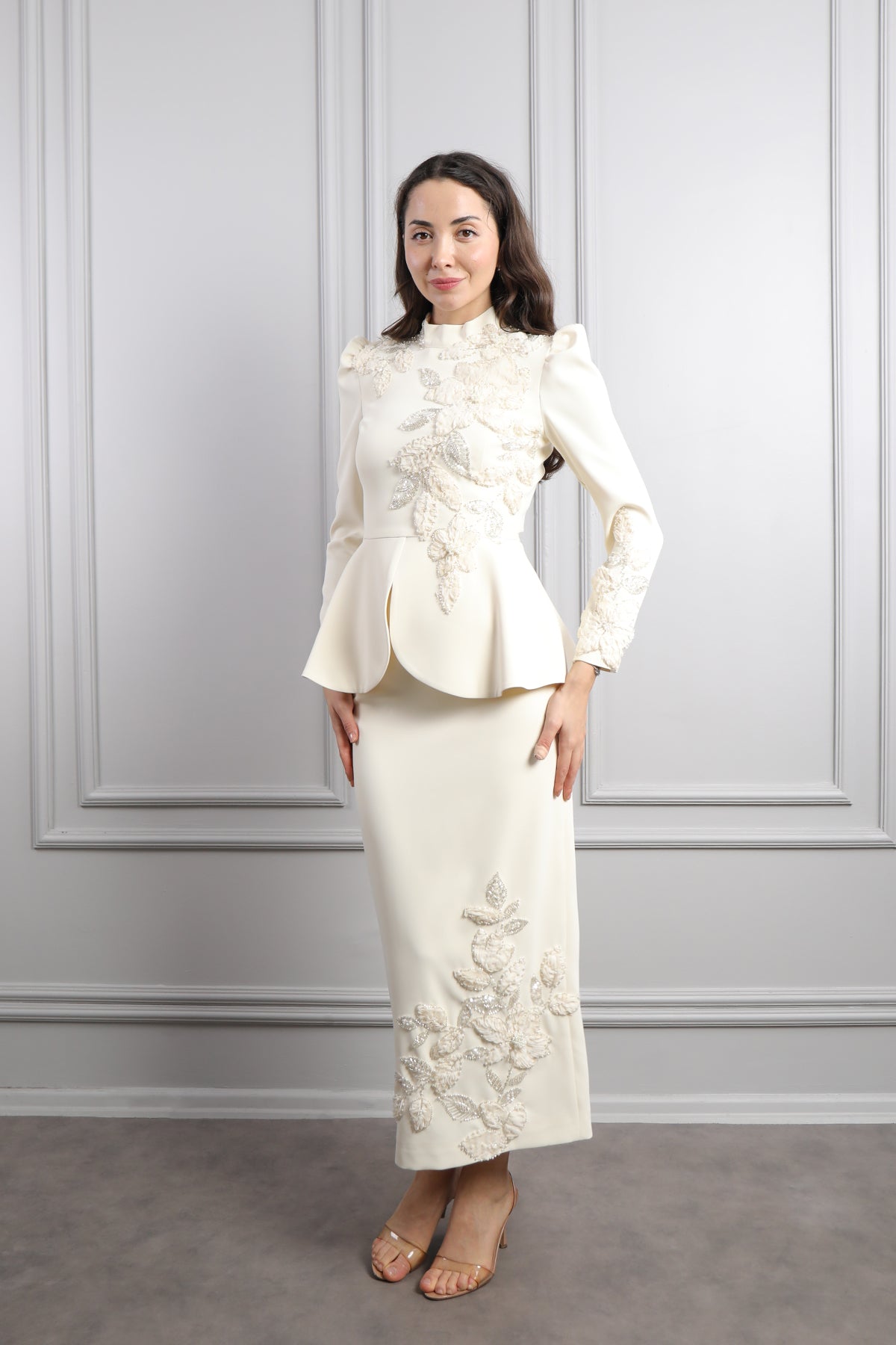 طقم تنورة مزين بتطريزات ورود -سكري