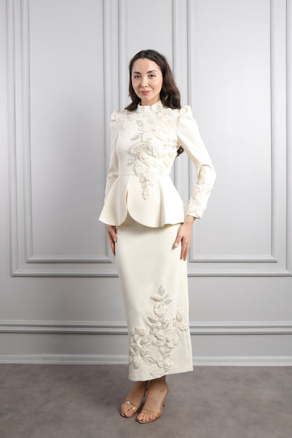 طقم تنورة مزين بتطريزات ورود -سكري