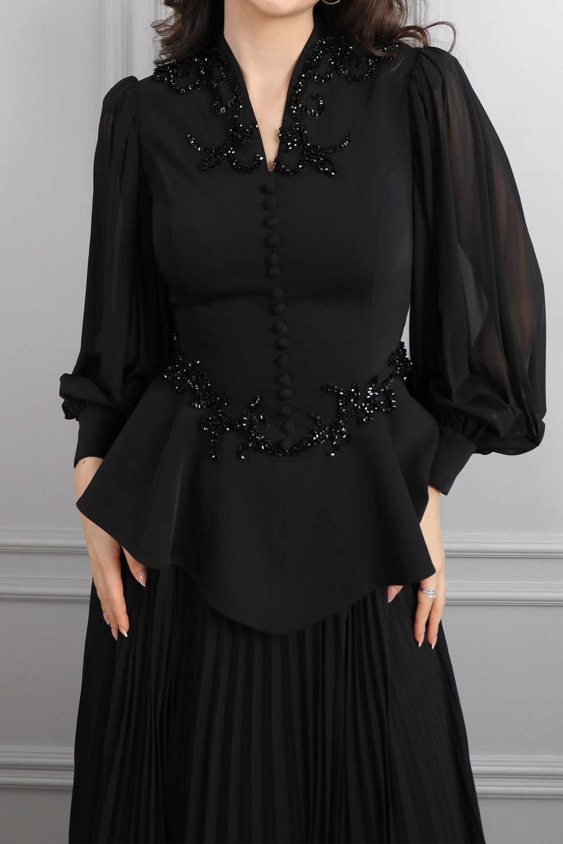 طقم تنورة بتكسيرات وتوب مزين بازرار وتطريزات خرزية -اسود