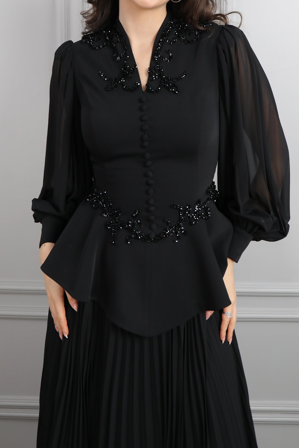 طقم تنورة بتكسيرات وتوب مزين بازرار وتطريزات خرزية -اسود