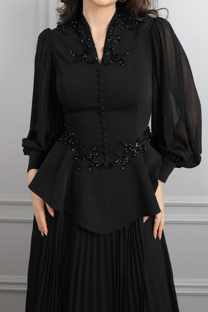 طقم تنورة بتكسيرات وتوب مزين بازرار وتطريزات خرزية -اسود