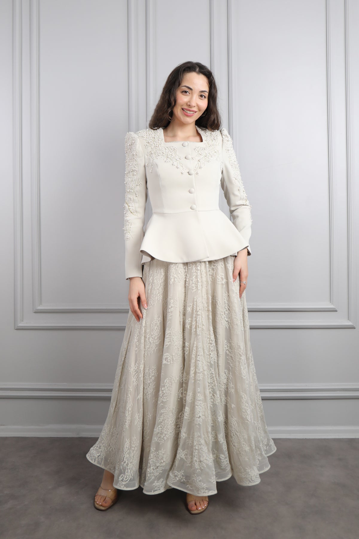 طقم فستان دانتيل وجاكيت مزين باللؤلؤ -بيج