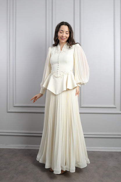 طقم تنورة بتكسيرات وتوب مزين بازرار وتطريزات خرزية -سكري