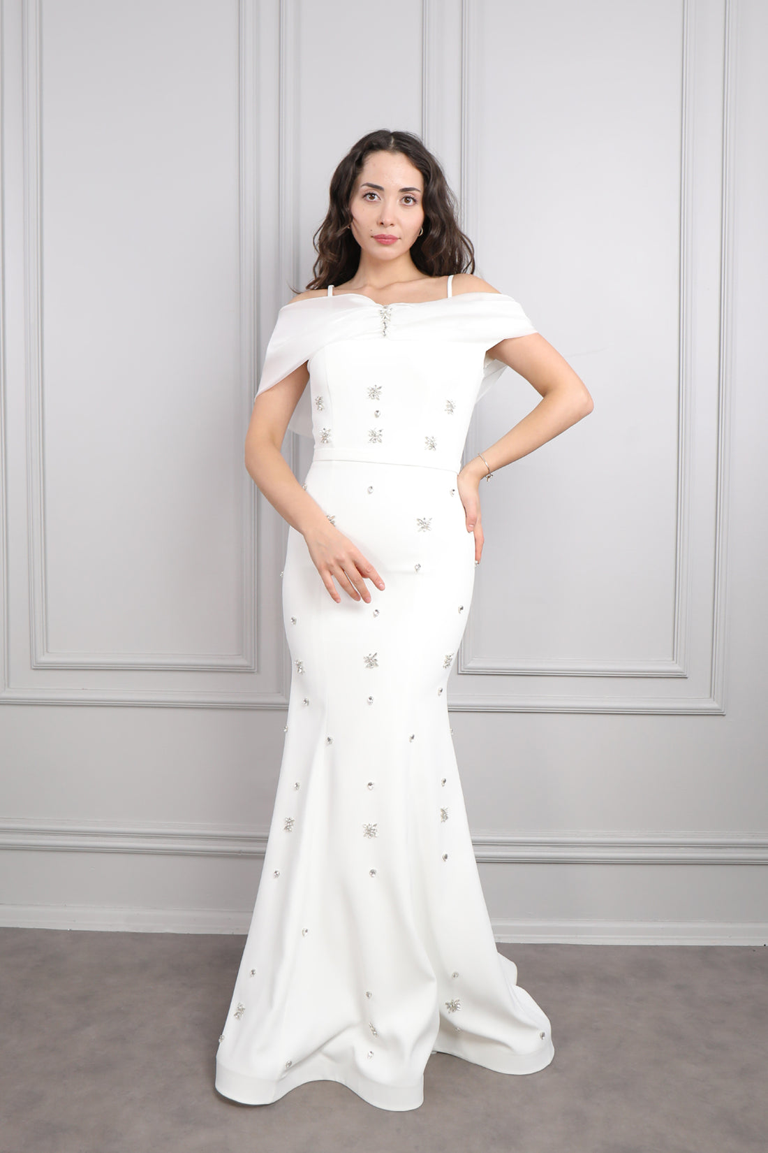 فستان سهرة بحمالات رفيعة باكتاف مكشوفة بتطريزات كريستالية -ابيض