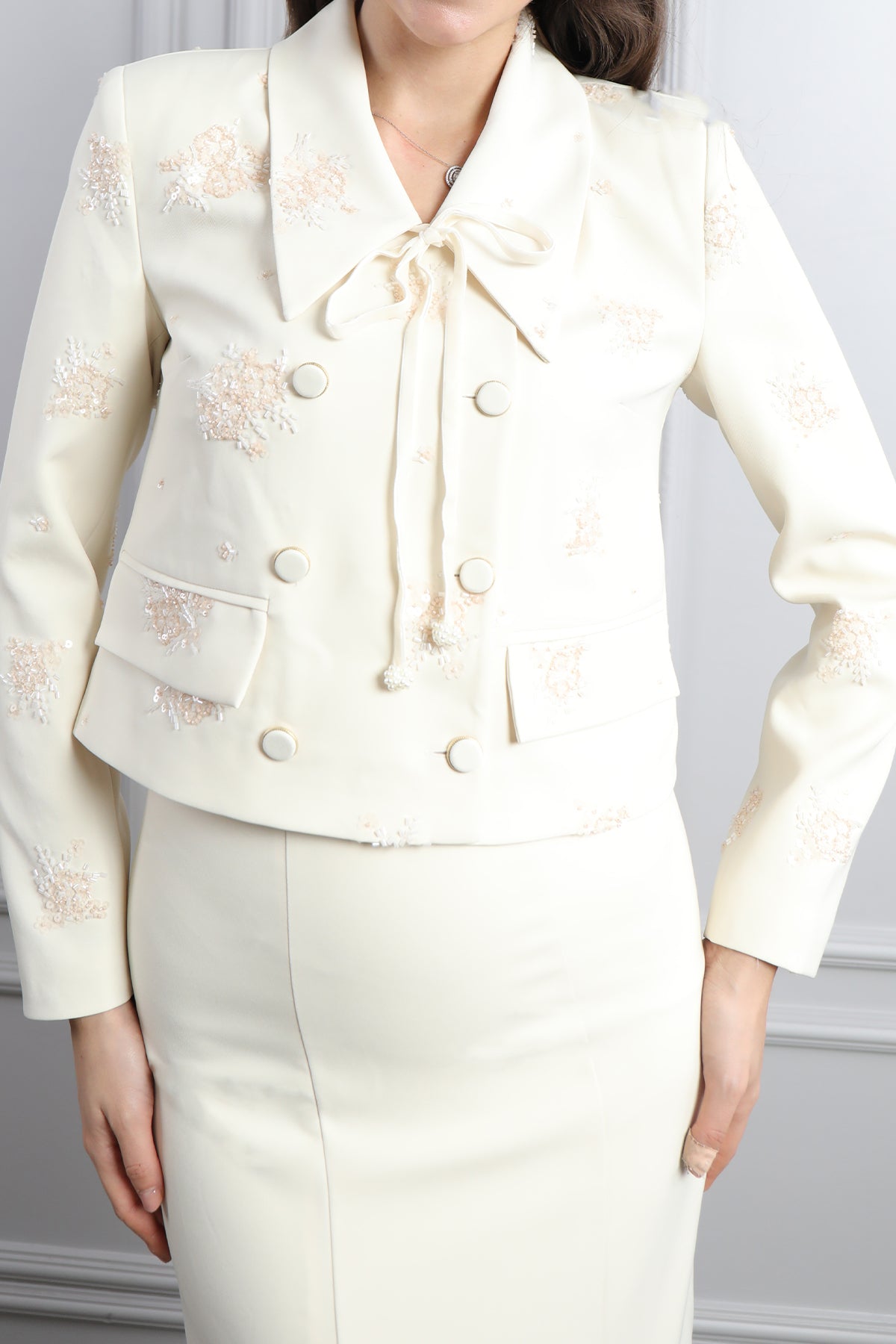 طقم تنورة وجاكيت بتطريزات خرزية وزينة ازرار -سكري